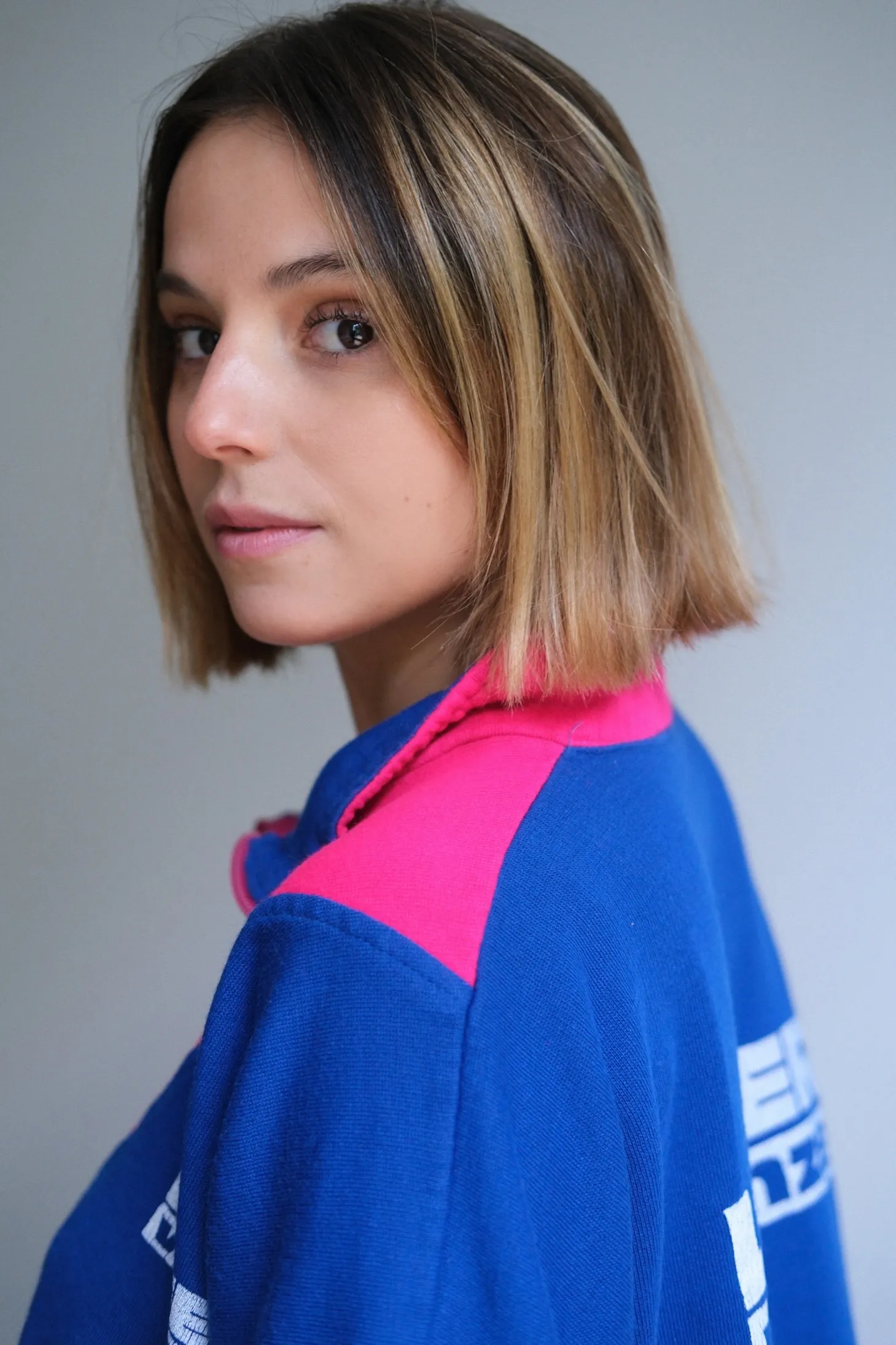 Louise Charnallet de profil, regard caméra par-dessus l’épaule.