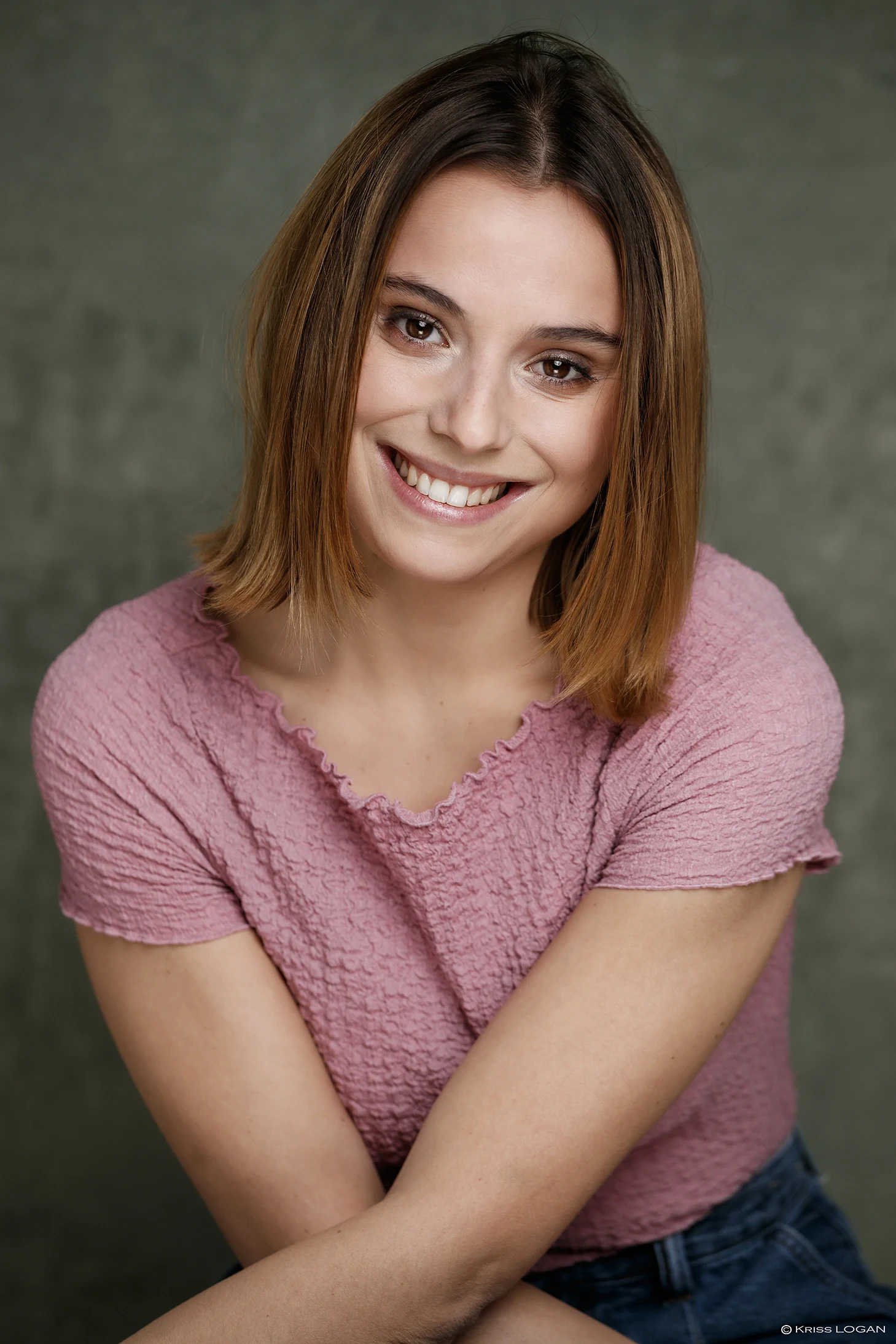 Portrait de Louise Charnallet, souriante.